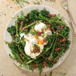 Broccolinisalat med soltørrede tomater og burrata - Salat med aspargesbroccoli