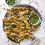 Butterdejsstænger med pesto og mozzarella - Snoede brødstænger