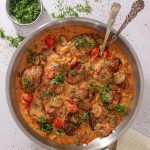 Mørbradbøffer med aubergine, tomat og fløde - Nem opskrift