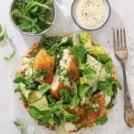 Fladbrød med Cæsar Squashsalat og Sprød Kylling - Nem Opskrift