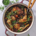 Coq au vin – Klassisk fransk simreret med rødvin og kylling