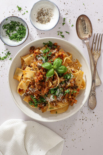 Pasta med grøntsags bolognese - Opskrift på vegetar bolognese
