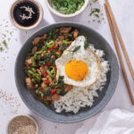 Pad Krapow med kylling og grøntsager - Grønnere thai basil chicken