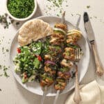 Gyros med gris og grønt – Serveret med rissalat og tzatziki