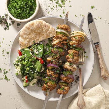 Gyros med gris og grønt – Serveret med rissalat og tzatziki