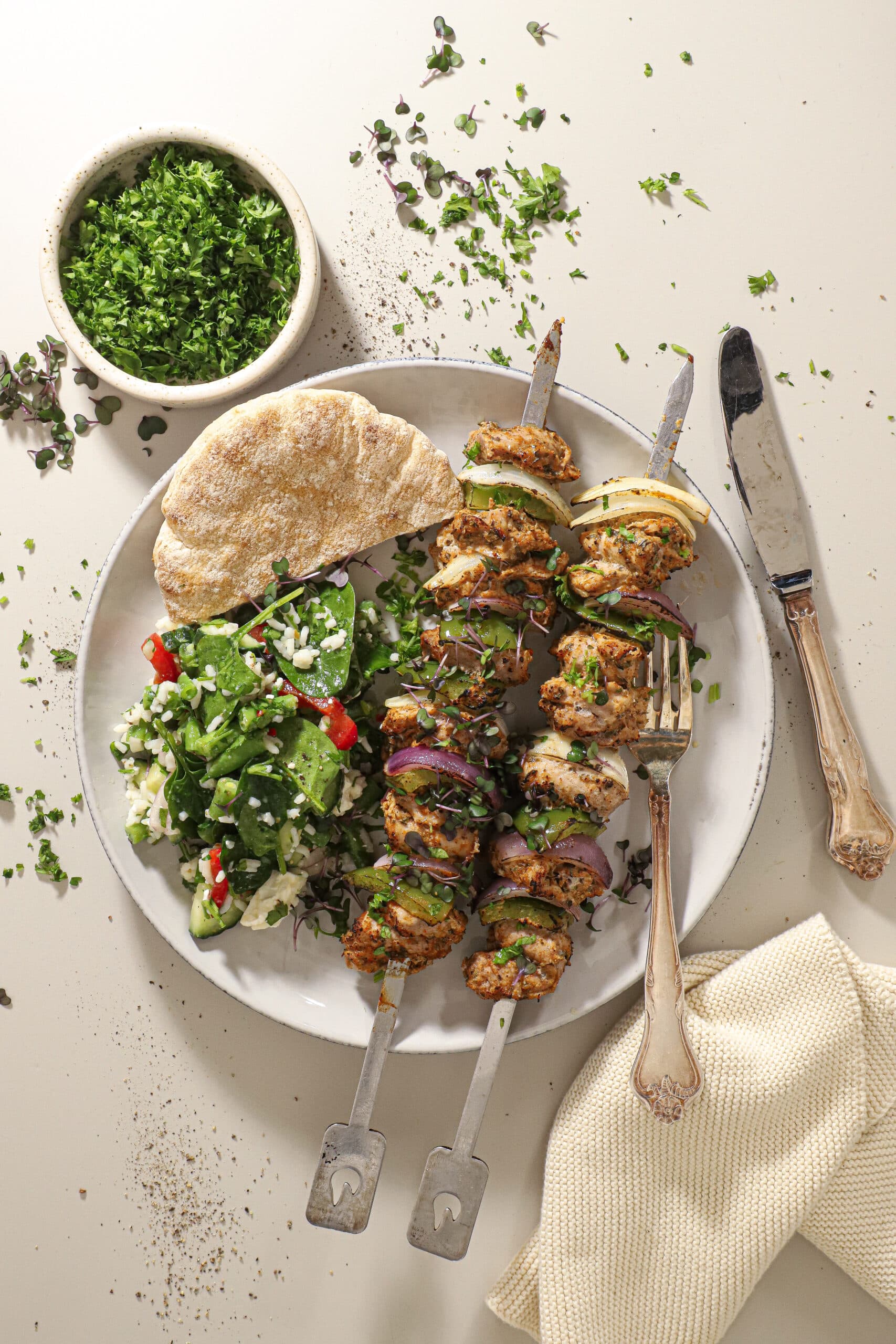 Gyros med gris og grønt – Serveret med rissalat og tzatziki
