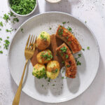 Medister med brun sauce og kartofler – Opskrift med pandesauce
