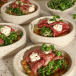 Rösti vafler med carpaccio og peberrodscreme - Nem opskrift