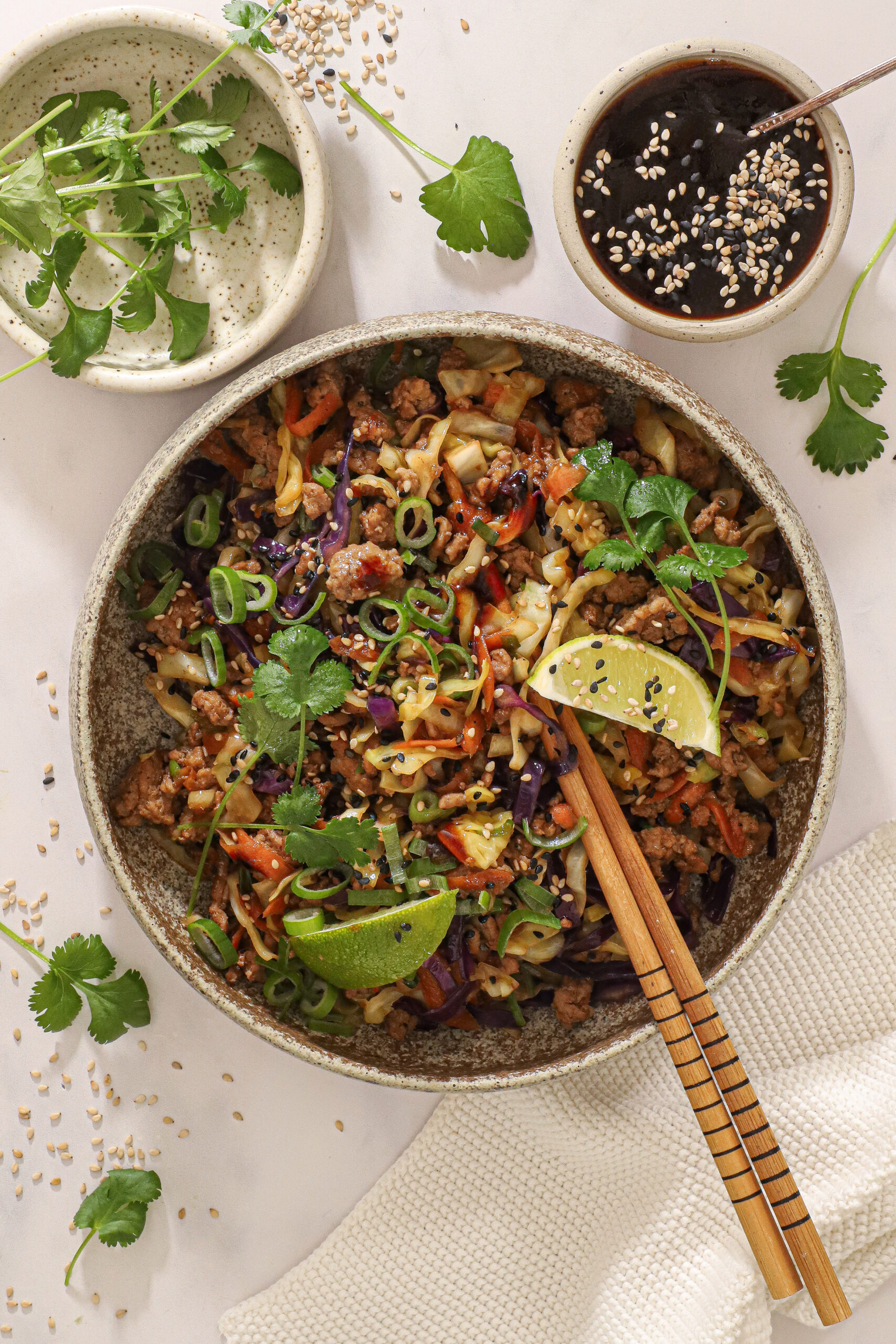Asiatisk wok med kylling, spidskål og hoisin - Nem hverdagsret