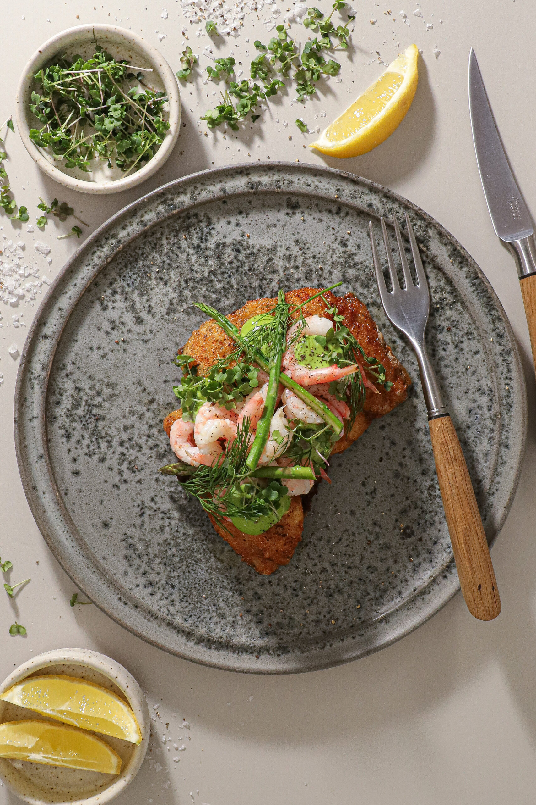 Smørrebrød med smørstegt rødspættefilet, rejer og urtemayo