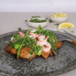 Smørrebrød med smørstegt rødspættefilet, rejer og urtemayo