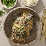 Pasta med enoki og oksekød – Cremet og smagfuld pastaret