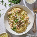 Spaghetti med parmesansauce og laks – Cremet og nem pastaret