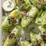 Iceberg wedge med ranch og bacon – Sprød og cremet salat