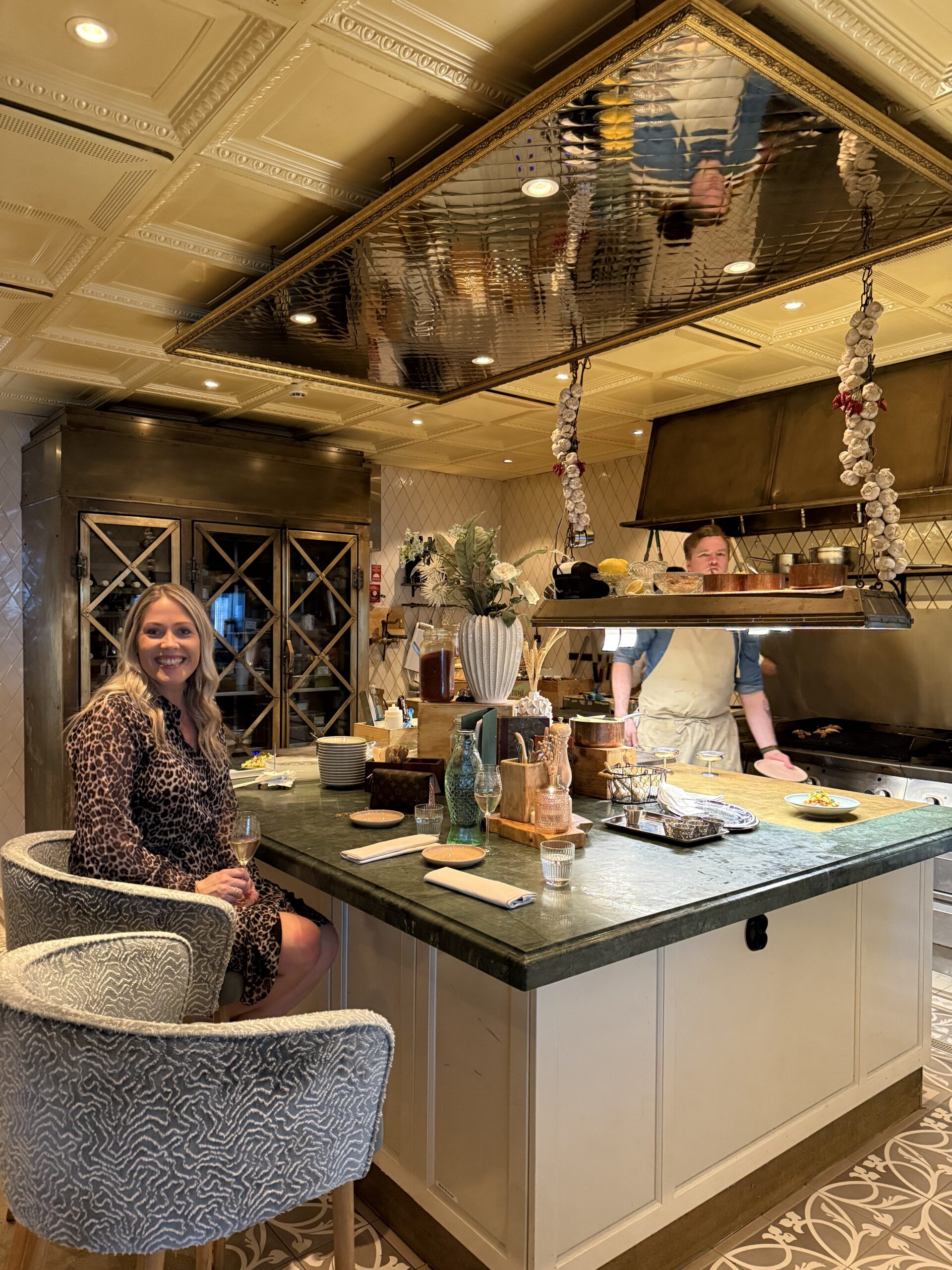 Tættere på køkkenet kommer man ikke – Chef’s Table på Sandy’s er en oplevelse i sig selv. At følge med i madens tilblivelse, mens man nyder vin og små serveringer, giver en helt særlig stemning.