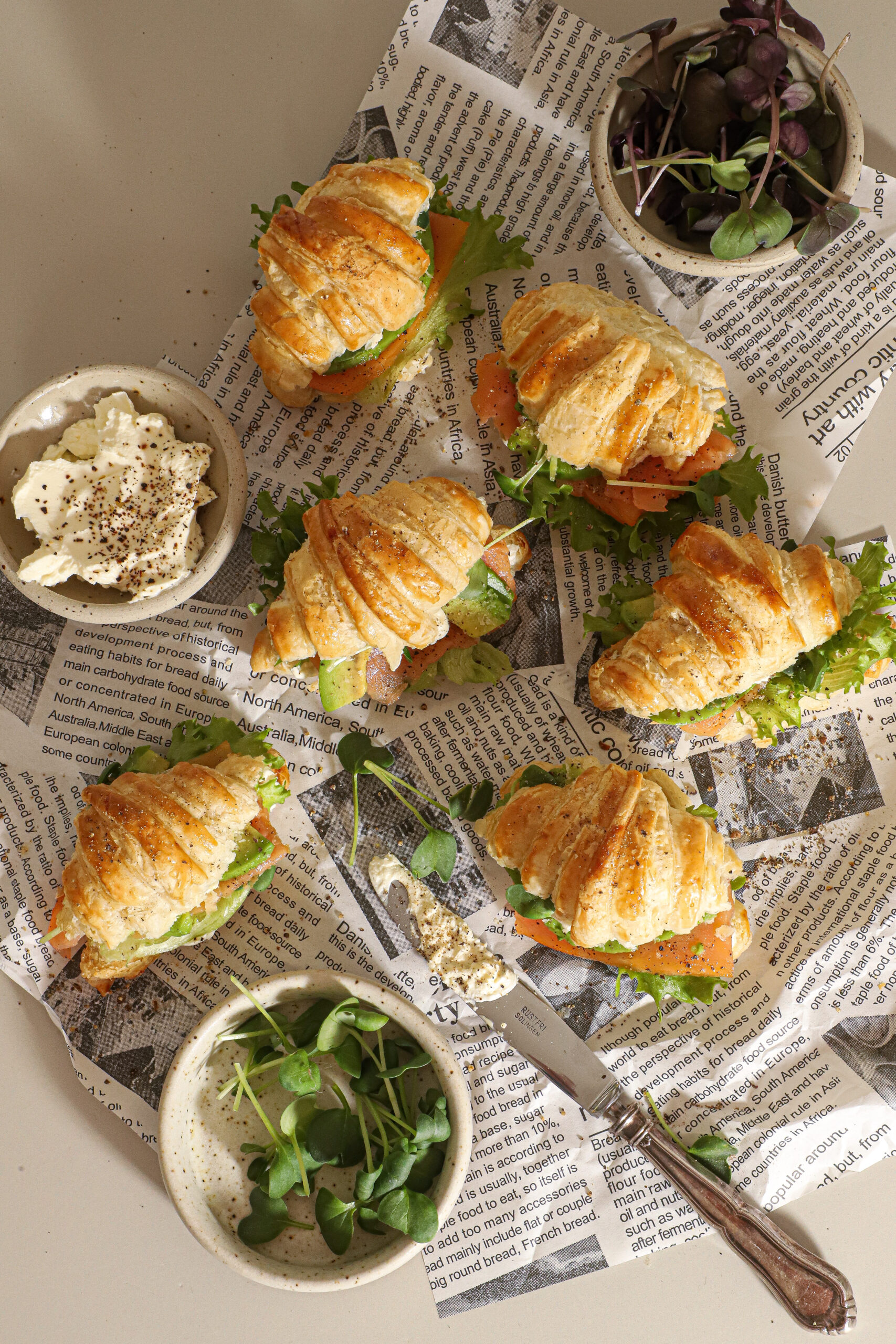 Mini croissanter med røget laks og flødeost - Nem appetizer