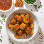 Hot honey halloumi bites – Sprøde, søde og spicy snacks