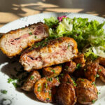 Cordon Bleu med råstegte kartofler og grøn salat – Nem aftensmad