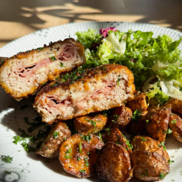 Cordon Bleu med råstegte kartofler og grøn salat – Nem aftensmad