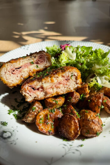 Cordon Bleu med råstegte kartofler og grøn salat – Nem aftensmad