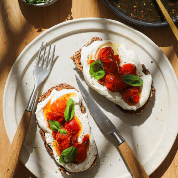 Pisket hytteost med honningbagte tomater og sprød toast