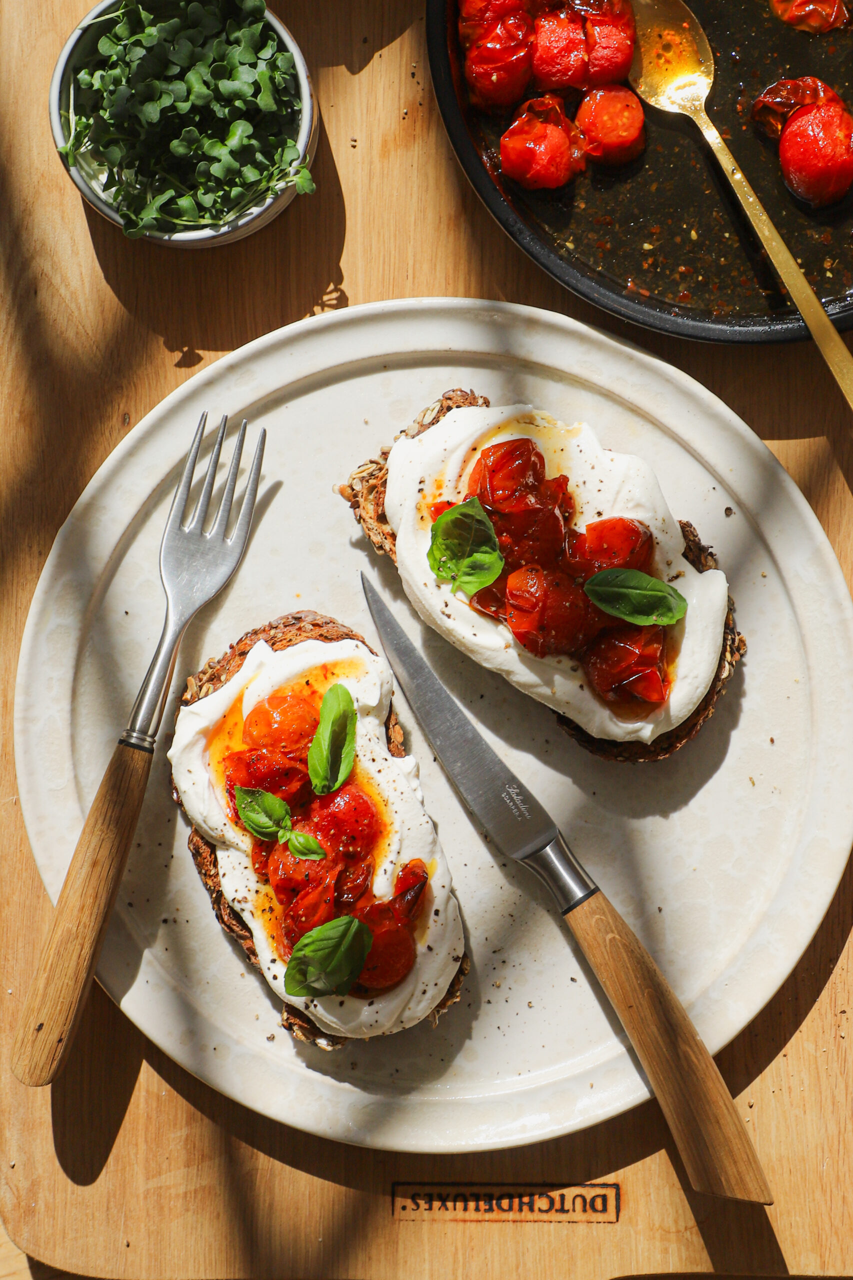 Pisket hytteost med honningbagte tomater og sprød toast