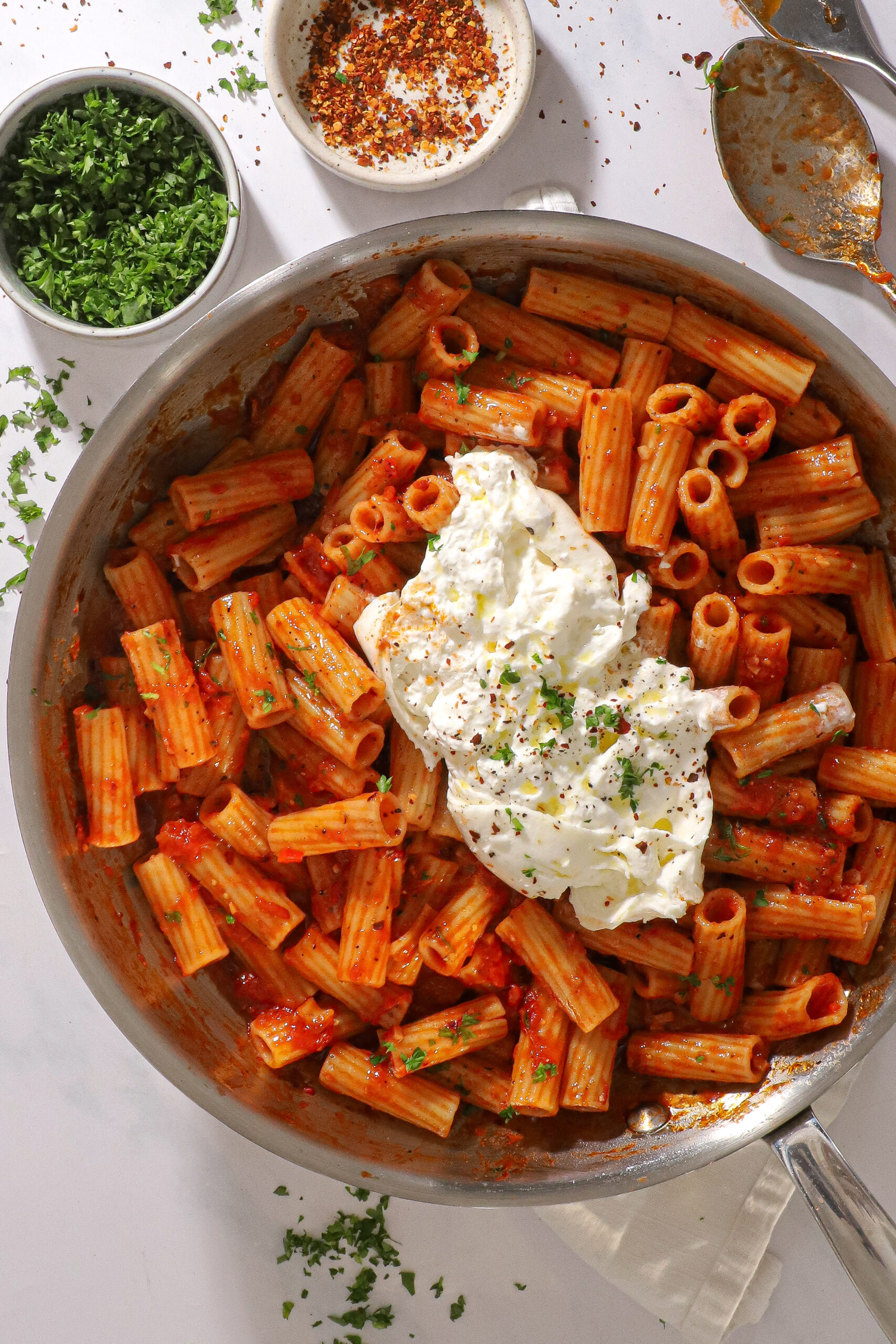 Penne all'arrabbiata med burrata-image