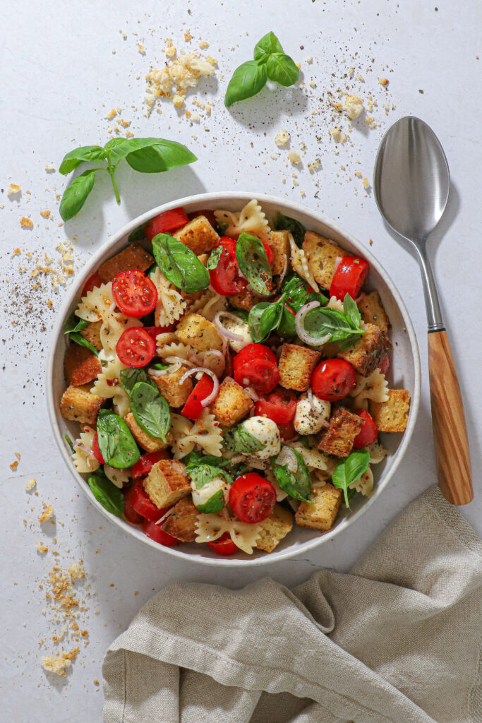 Panzanella pastasalat - Bruschetta pastasalat med tomat og mozzarella