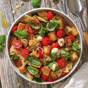 Panzanella pastasalat - Bruschetta pastasalat med tomat og mozzarella