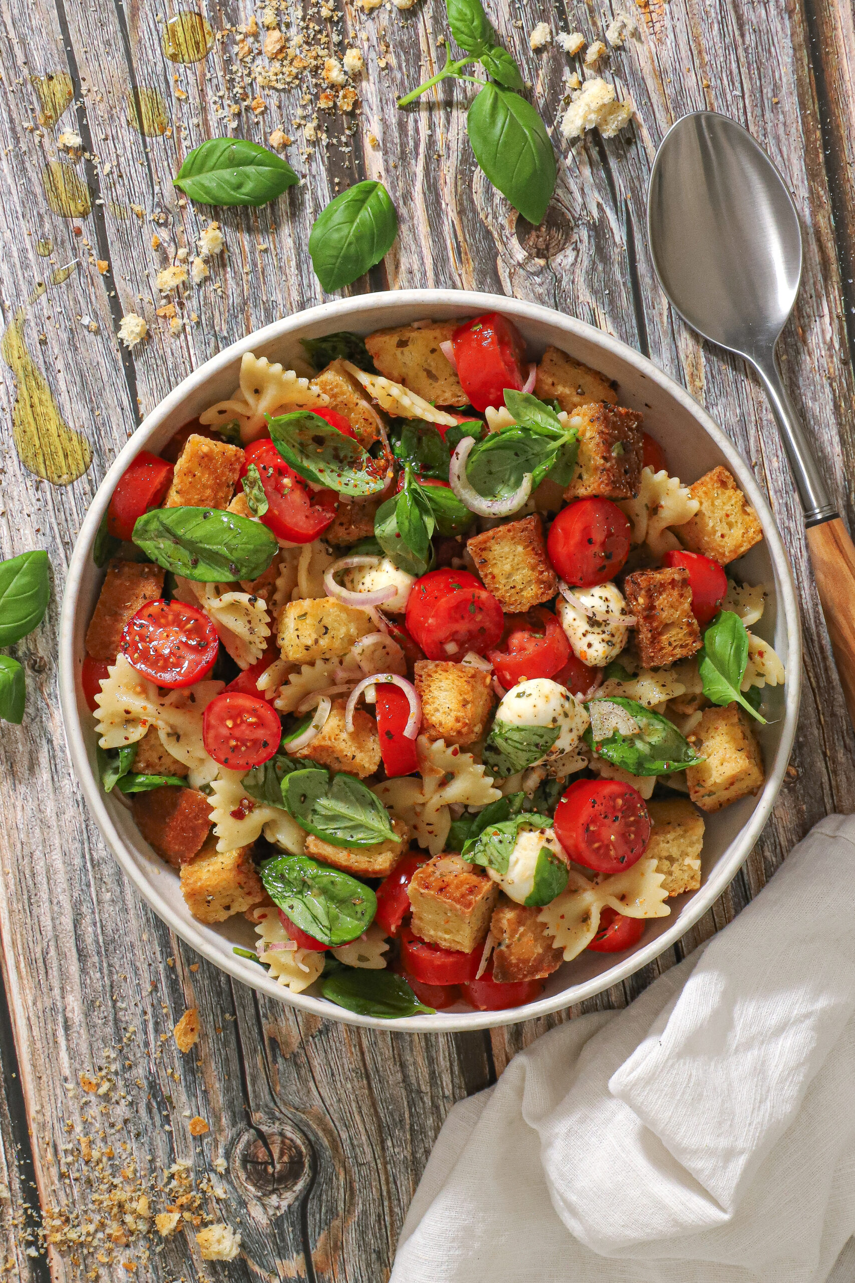 Panzanella pastasalat - Bruschetta pastasalat med tomat og mozzarella