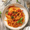 Spicy nduja pasta med friske tomater - Nem opskrift på 15 min