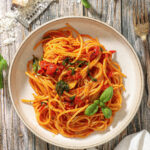Spicy nduja pasta med friske tomater - Nem opskrift på 15 min