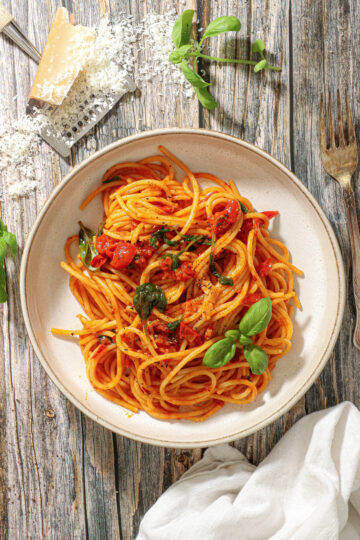 Spicy nduja pasta med friske tomater - Nem opskrift på 15 min