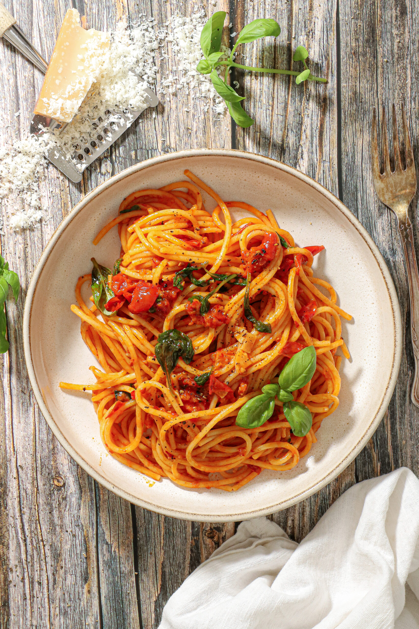 Spicy nduja pasta med friske tomater - Nem opskrift på 15 min