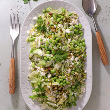 Lun spidskålsalat med pistacie og feta - Salat på 5 minutter