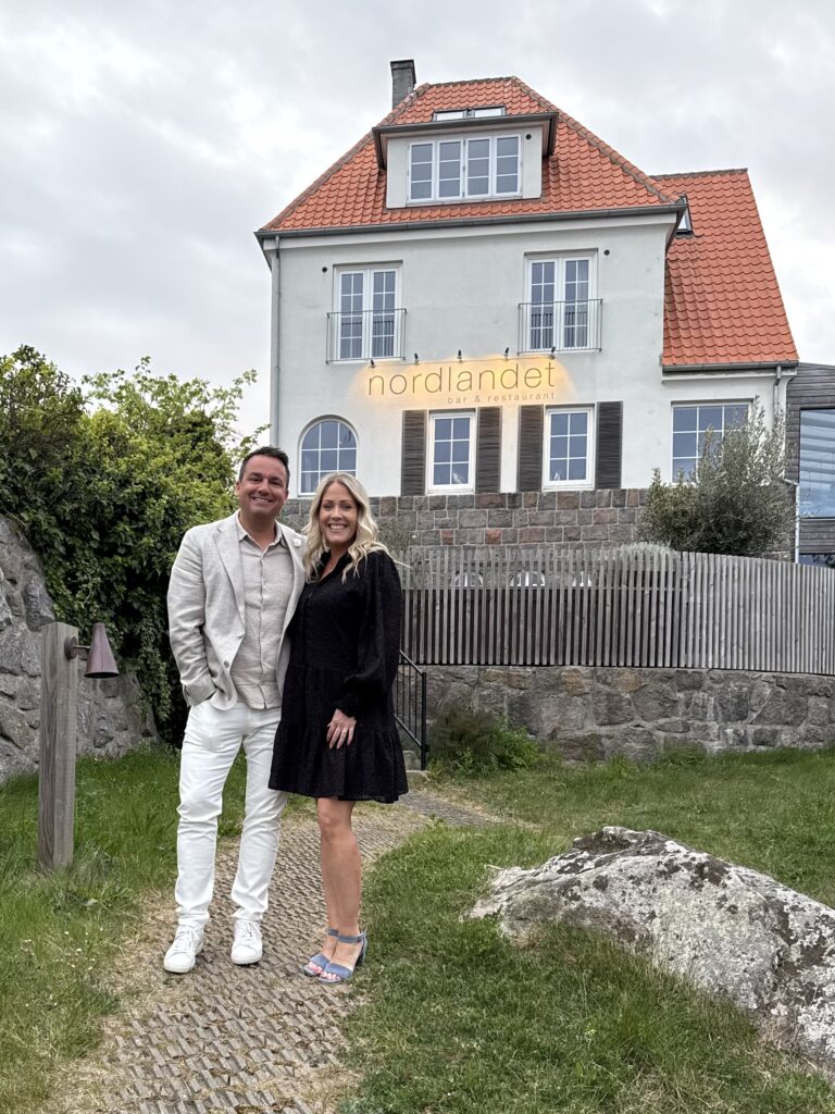Bornholm har længe stået på ønskelisten. En ø, vi havde hørt meget godt om, men som vi endnu ikke havde oplevet selv. Det fik vi lavet om på med en forlænget weekend i maj – og det bliver bestemt ikke sidste gang.