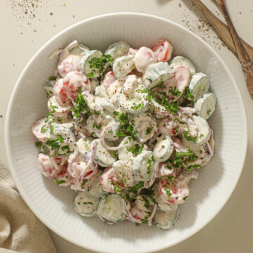 Cremet tomat- og agurkesalat med græsk yoghurt og hvidløg