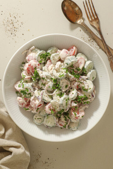 Cremet tomat- og agurkesalat med græsk yoghurt og hvidløg