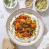 Pisket hytteost med stegte ferskner og honning – Nem appetizer