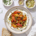 Pisket hytteost med stegte ferskner og honning – Nem appetizer