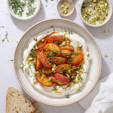 Pisket hytteost med stegte ferskner og honning – Nem appetizer