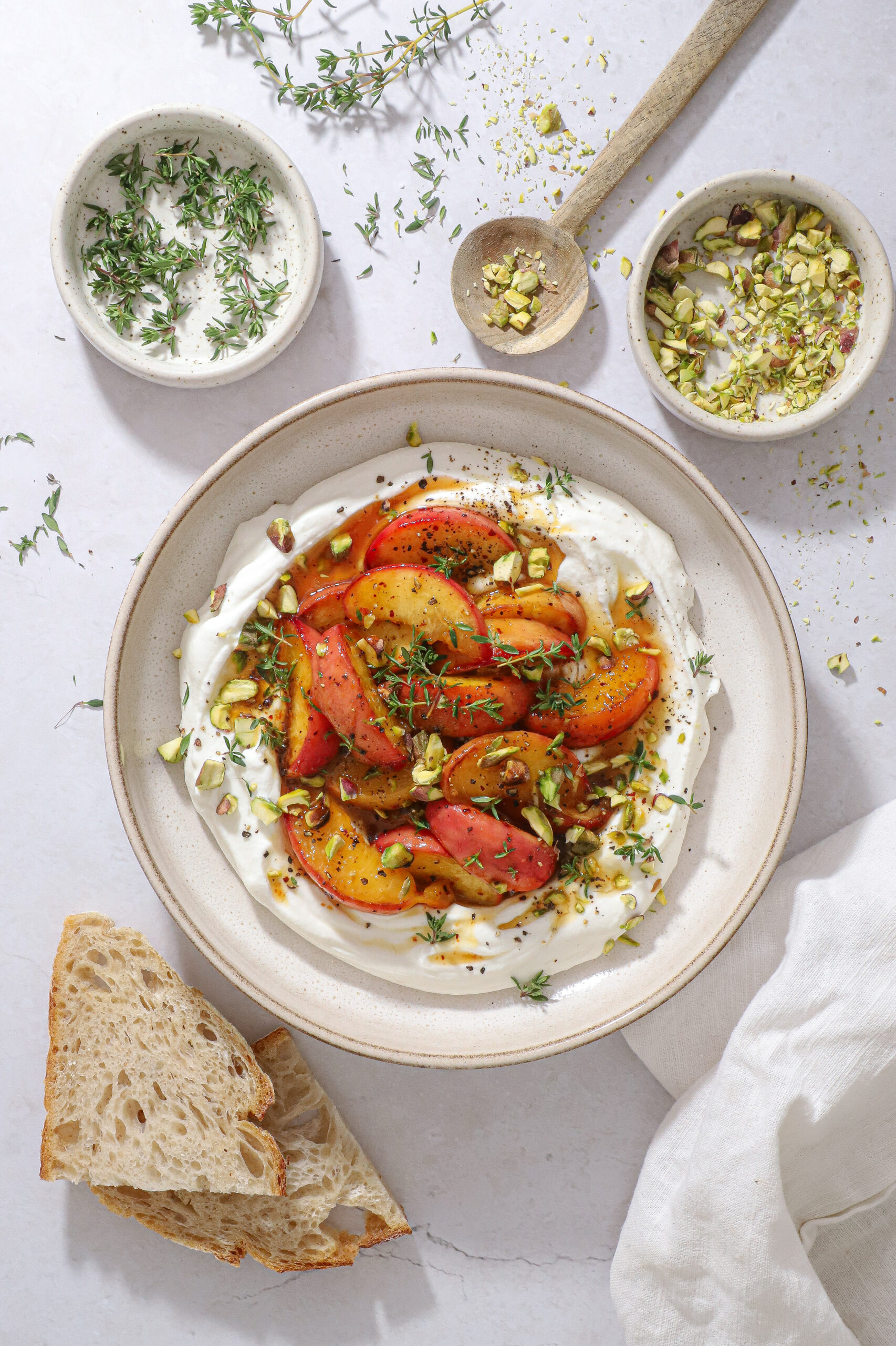 Pisket hytteost med stegte ferskner og honning – Nem appetizer