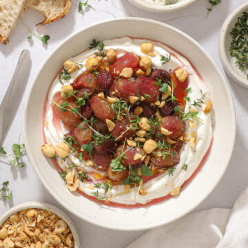 Pisket hytteost med bagte vindruer og hasselnødder - Cremet appetizer