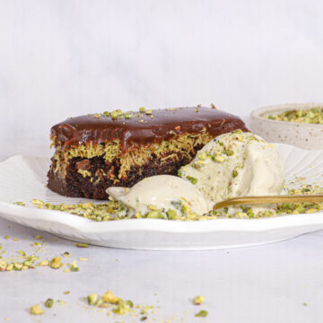 Dubai brownie med pistacieis – Fudgy Chokoladekage a la Dubai