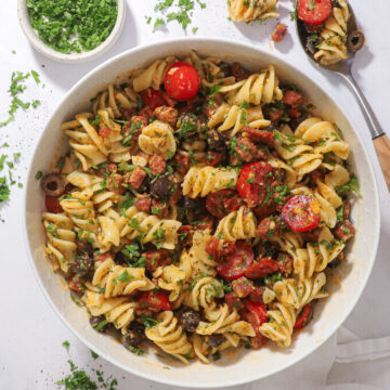 Spansk pastasalat med chorizo, manchego og soltørrede tomater