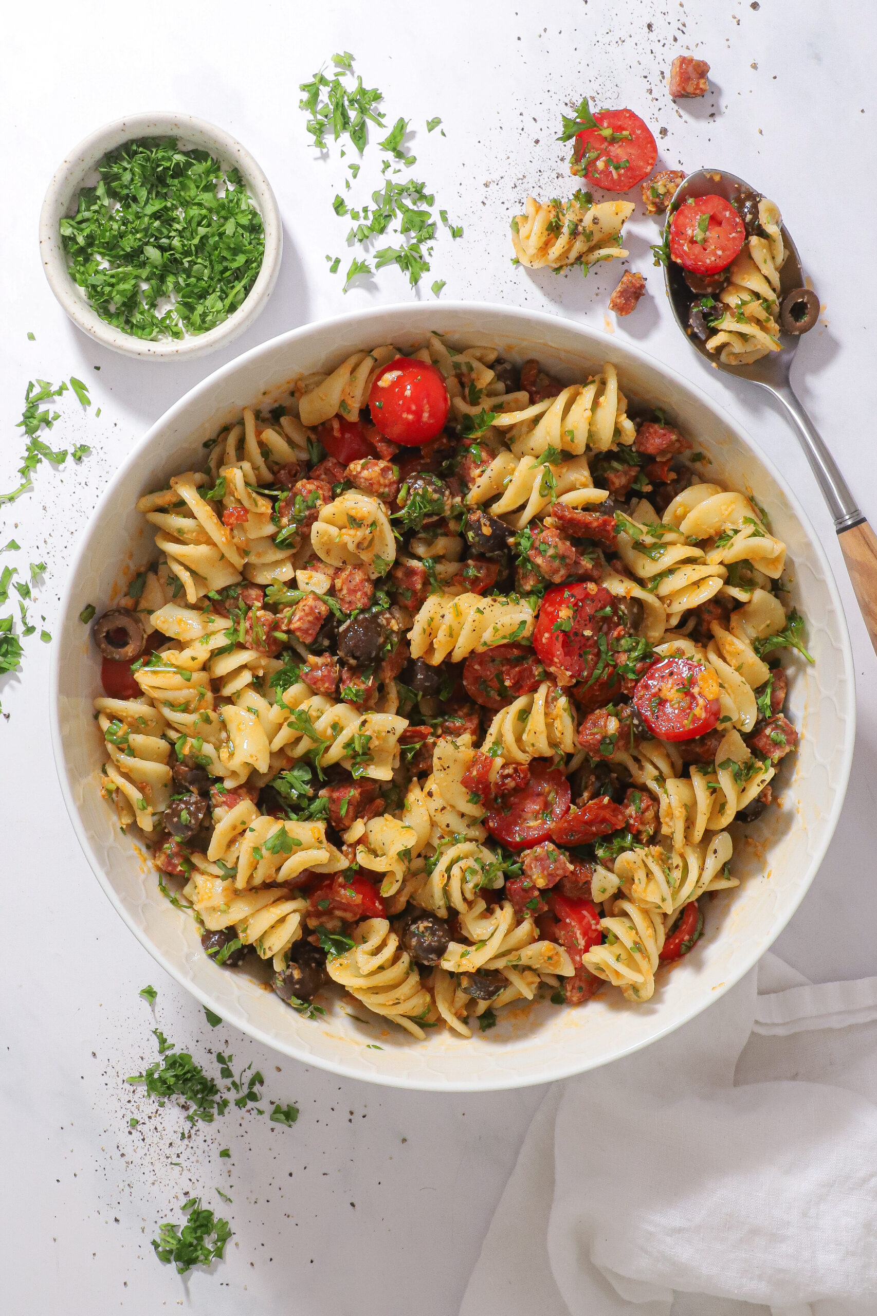 Spansk pastasalat med chorizo, manchego og soltørrede tomater