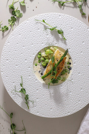 Stegt pighvar med smørstegte porrer, hvidvin og vesterhavsost