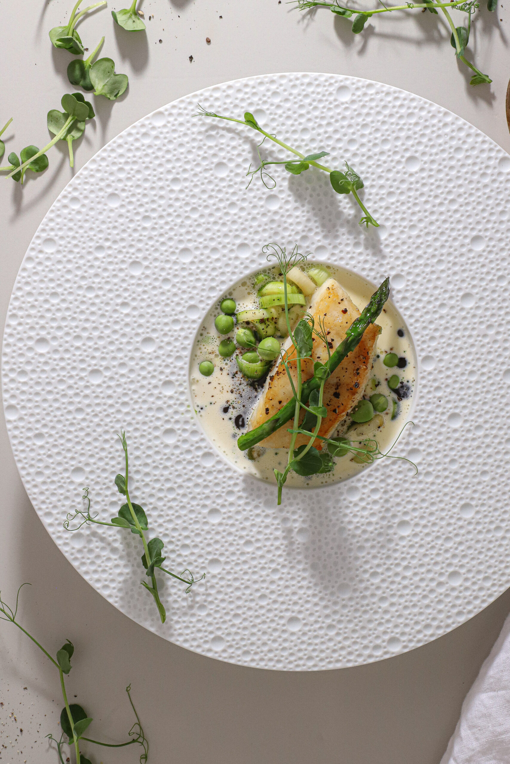 Stegt pighvar med smørstegte porrer, hvidvin og vesterhavsost