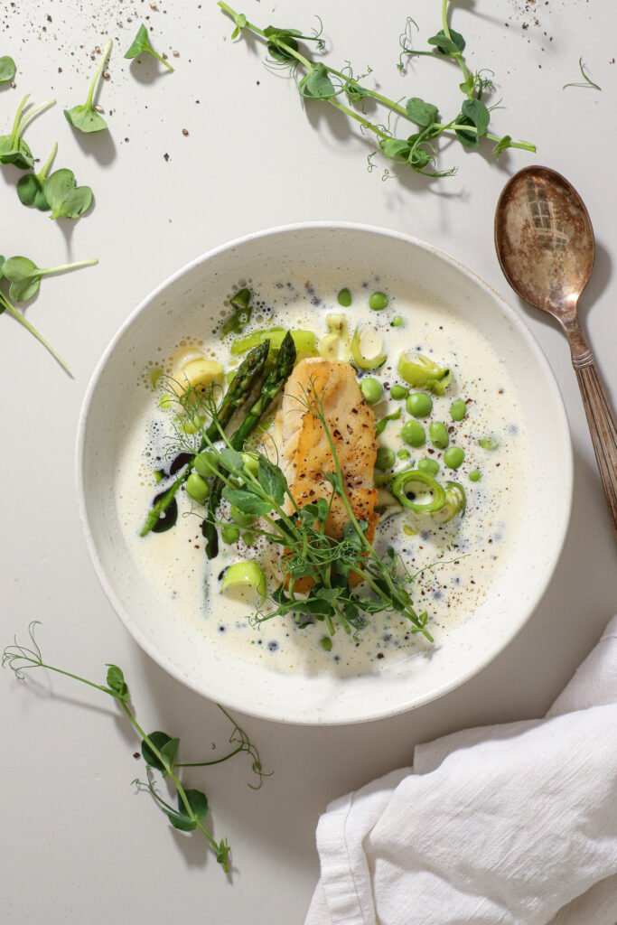 Stegt pighvar med smørstegte porrer, hvidvin og vesterhavsost