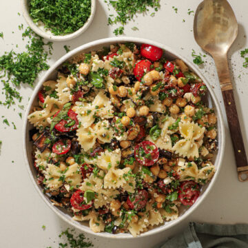 Pastasalat med bagt aubergine, feta og soltørrede tomater
